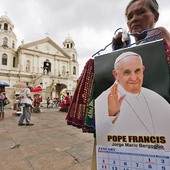  8.01.2015. Manila. Filipiny. Sprzedaż pamiątek z papieżem Franciszkiem. Filipiny, największy katolicki kraj w Azji, przygotowuje się do pielgrzymki papieża, trwającej od 15 do 19 stycznia. To trzecia wizyta papieska w tym kraju (w 1970 r. był tam Paweł VI, w 1995 r. Jan Paweł II).