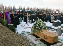  Rzesze wiernych odprowadziły na cmentarz ciało zmarłego kapłana