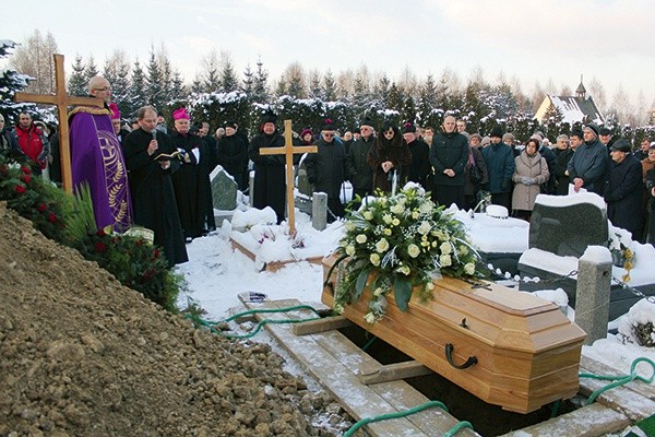  Rzesze wiernych odprowadziły na cmentarz ciało zmarłego kapłana