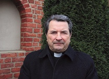  Ks. inf. dr Stanisław Zięba pracuje w gdańskiej kurii od ponad 35 lat. Obecnie sprawuje funkcję wikariusza biskupiego ds. nadzwyczajnych  oraz wykładowcy muzyki kościelnej w GSD