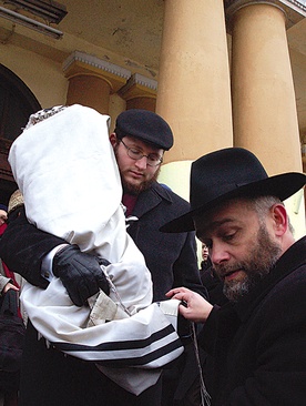 Wniesienie Tory do odremontowanego budynku Jesziwy w Lublinie w 2007 r. przyczyniło się do pogłębionego dialogu żydów i chrześcijan