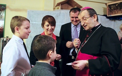  Rodziny życzyły błogosławieństwa Bożego ordynariuszowi, który 6 stycznia obchodził 20. rocznicę święceń biskupich