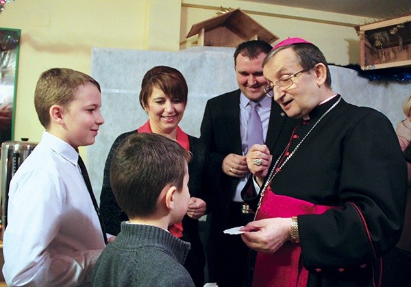  Rodziny życzyły błogosławieństwa Bożego ordynariuszowi, który 6 stycznia obchodził 20. rocznicę święceń biskupich