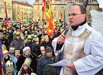 Ks. Krzysztof Krzak, świdnicki wikariusz, jako archanioł wysyłający  Trzech Króli w drogę do Betlejem