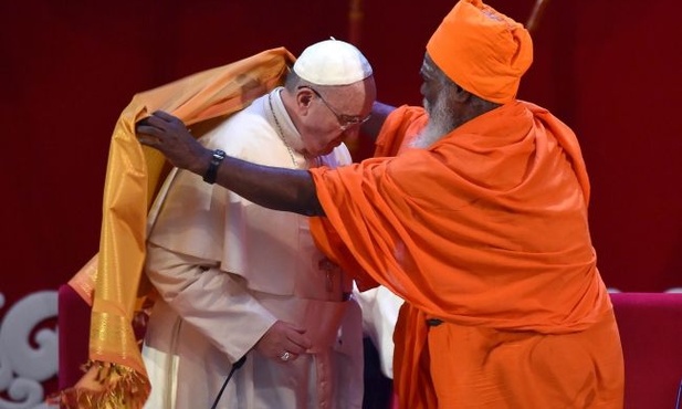 Papież Franciszek podczas spotkania otrzymał płaszcz