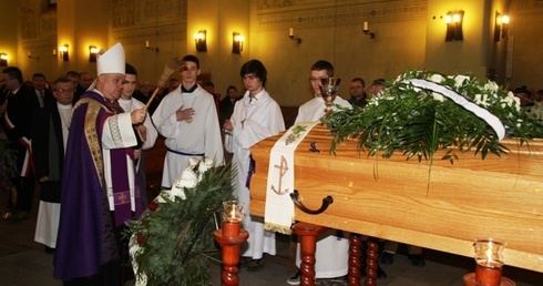 Liturgii pogrzebowej śp. ks. Franciszka Nogi przewodniczył bp Piotr Greger