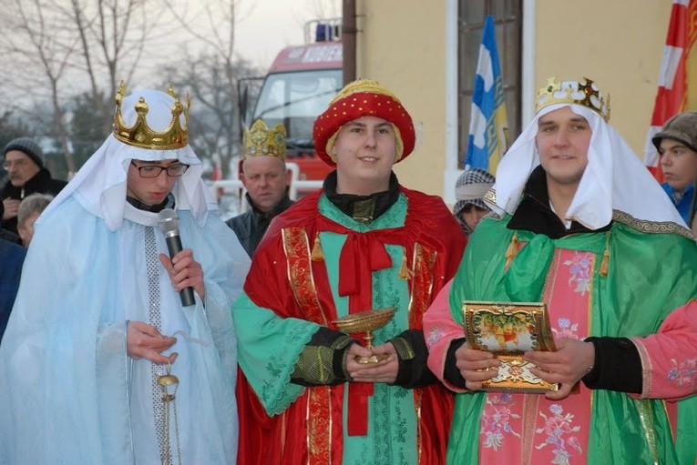Oazowicze Maciej, Kamil i Nikodem wcielili się w role Trzech Króli w Kobiernicach