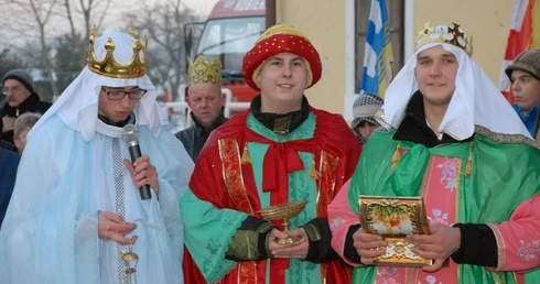 Oazowicze Maciej, Kamil i Nikodem wcielili się w role Trzech Króli w Kobiernicach