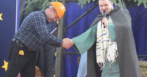 Od dwóch lat fundacja "Krzyż Dziecka" i gimnazjum w Pisarzowicach współpracują na zasadzie wolontariatu. Na zdjęciu: Grzegorz Cieślak z fundacji (z lewej) i Maciej Żarski dyrektor gimnazjum, podczas wspólnych jasełek