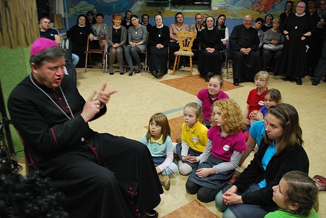 Abp Józef Kupny u chorych dzieci