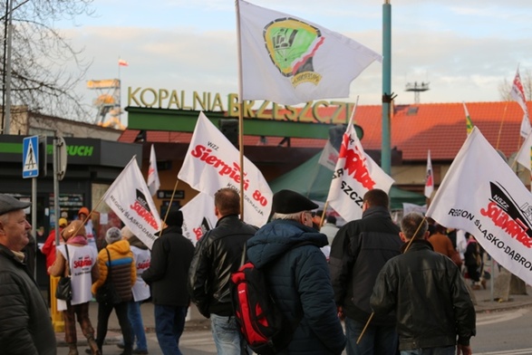 Setki ludzi kolejny dzień blokowało w środę drogę obok głównej bramy kopalni