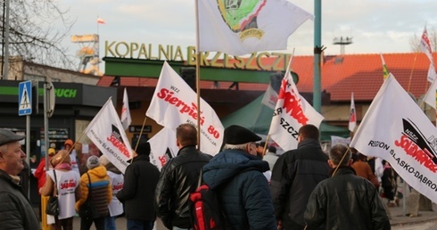 Setki ludzi kolejny dzień blokowało w środę drogę obok głównej bramy kopalni