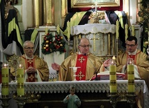 Paulini odprawiają Mszę św. w kościele w Oporowie. Od lewej: o. Jerzy Mac, przeor o. Czesław Matras i o. Jacek Frączek