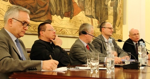 Nim pobłogosławi, sam prosi o modlitwę