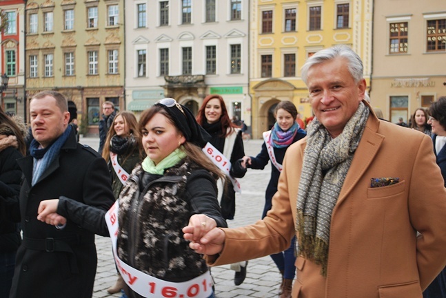 Zatańczyli poloneza dla Aleksandra Fredry