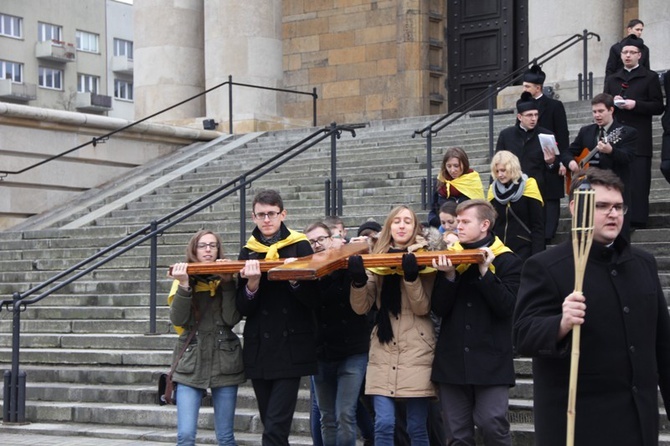 Symbole ŚDM w archikatedrze i seminarium