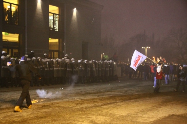 Zadymiarze pod Domem Muzyki i Tańca