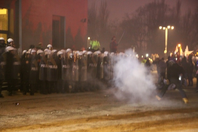 Zadymiarze pod Domem Muzyki i Tańca