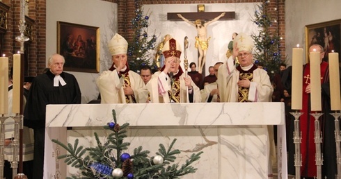 Abp Hoser: Wiele nas łączy