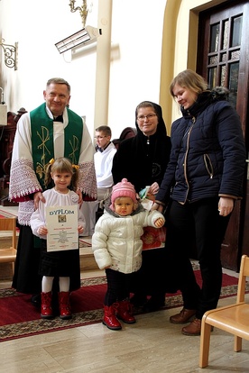 Martyna Michalska, zdobywczyni III miejsca w konkursie parafialnym, z mamą, siostrą oraz ks. Krzysztofem Osińskim i s. Barabarą Polak