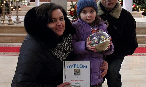 Natalia Nitera z rodzicami. Szopka, którą wykonali, zajęła II miejsce w konkursie parafialnym
