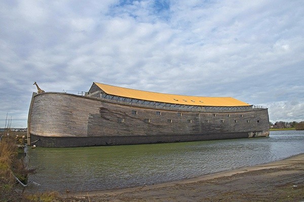 Noe wybudował arkę według Bożych wskazówek. Miała 300 łokci długości (150 m), 50 łokci szerokości (25 m) i 30 łokci wysokości (15 m). Na zdjęciu rekonstrukcja arki zgodna z biblijnymi rozmiarami w Dordrecht w Holandii 