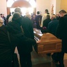  Szczere i liczne gesty pożegnania przez parafian pokazały, że ks. Zbigniew Tracz znaczył dla nich bardzo wiele 