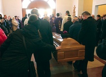  Szczere i liczne gesty pożegnania przez parafian pokazały, że ks. Zbigniew Tracz znaczył dla nich bardzo wiele 
