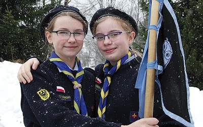 Natalia Roszkiewicz i Karolina Babczuk z dumą noszą zawiszacki mundur. Obie myślą serio o związaniu przyszłości z katolickim skautingiem