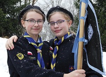 Natalia Roszkiewicz i Karolina Babczuk z dumą noszą zawiszacki mundur. Obie myślą serio o związaniu przyszłości z katolickim skautingiem