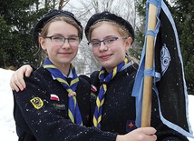 Natalia Roszkiewicz i Karolina Babczuk z dumą noszą zawiszacki mundur. Obie myślą serio o związaniu przyszłości z katolickim skautingiem