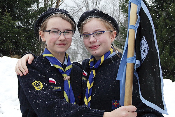 Natalia Roszkiewicz i Karolina Babczuk z dumą noszą zawiszacki mundur. Obie myślą serio o związaniu przyszłości z katolickim skautingiem