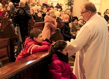 Br. Jerzy Kuźma w czasie kazania podczas Mszy św. dla dzieci w nyskiej parafii księży werbistów