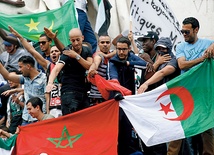 Gest „quenelle” pokazywany  przez proarabskich demonstrantów w Paryżu, przypomina faszystowskie pozdrowienie