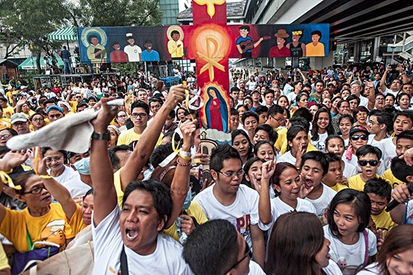 Wszędzie na Filipinach papieża witały ogromne tłumy.
