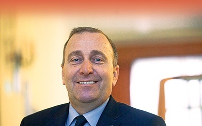 Grzegorz Schetyna historyk, w latach 80. działacz opozycji, poseł regionu dolnośląskiego, współzałożyciel i wiceprzewodniczący Platformy Obywatelskiej. Wicepremier i minister spraw wewnętrznych i administracji w latach 2007–2009. W latach 2010–2011 marszałek Sejmu RP. W listopadzie 2011 r. został przewodniczącym Komisji Spraw Zagranicznych Sejmu RP. Od września 2014 roku sprawuje funkcję ministra spraw zagranicznych RP. 