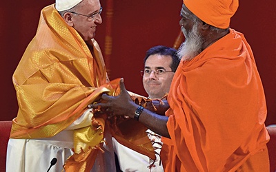 Podczas spotkania międzyreligijnego papież otrzymał  od bramina żółty szal