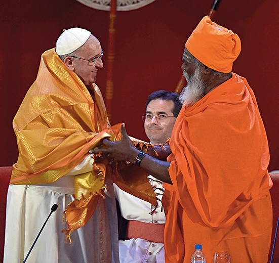 Podczas spotkania międzyreligijnego papież otrzymał  od bramina żółty szal