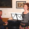  Maciej Białek i Magdalena Kapuścińska ułożyli muzykę do utworów pani Heleny i wykonali je podczas spotkania z autorką