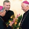   Biskup nominat z pasterzami naszej diecezji (od lewej)  biskupami Henrykiem Tomasikiem  i Adamem Odzimkiem
