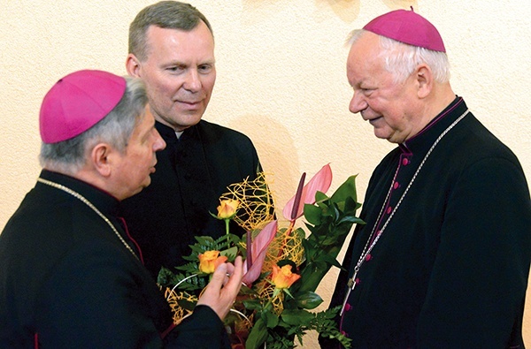   Biskup nominat z pasterzami naszej diecezji (od lewej)  biskupami Henrykiem Tomasikiem  i Adamem Odzimkiem
