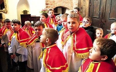 Przed niedzielną Eucharystią o godz. 10.30 w zakrystii brakuje miejsca, by się przebrać w komżę czy albę