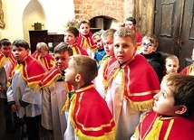 Przed niedzielną Eucharystią o godz. 10.30 w zakrystii brakuje miejsca, by się przebrać w komżę czy albę