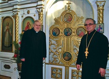 Od lewej: ks. Bolesław Sylwestrzak oraz ks. Michał Szlaga  przy ikonostasie w cerkwi 
