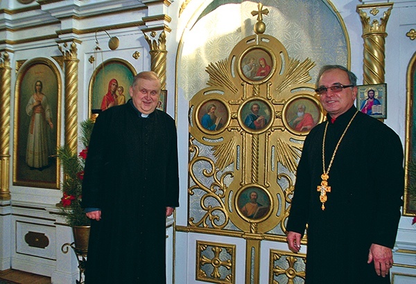 Od lewej: ks. Bolesław Sylwestrzak oraz ks. Michał Szlaga  przy ikonostasie w cerkwi 