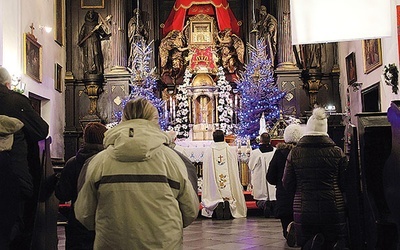 Przed wymarszem pątnicy modlili się w sanktuarium Matki Bożej Świętorodzinnej