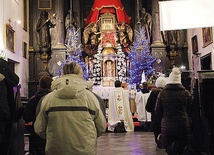 Przed wymarszem pątnicy modlili się w sanktuarium Matki Bożej Świętorodzinnej