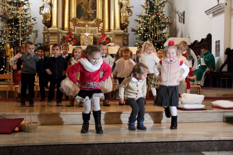 Przedstawienie przedszkolaków w Domaniewicach