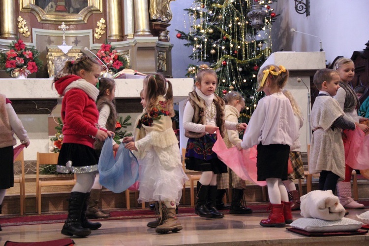 Przedstawienie przedszkolaków w Domaniewicach