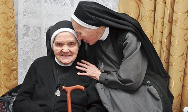 S. Malwina (l.106) i s. Krystyna (l. 81). – Na starość wracamy jakby do nowicjatu. Znowu wszystko jest poukładane. Ale w głowie już inne problemy niż za młodu. Wszystko przeżywa się głębiej – mówi s. Leoncja